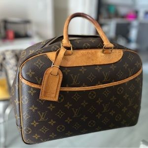 Louis Vuitton Deauville Hand Bag (Authentic)
